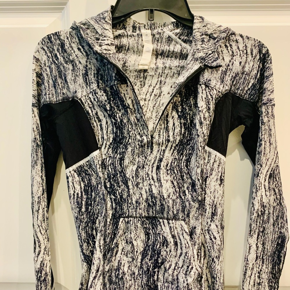 Women’s size 2 Lululemon half zip pullover